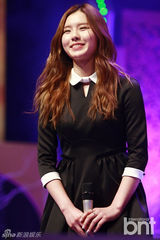 组图：EXO与Apink助阵颁奖礼 f(x)水晶捧奖