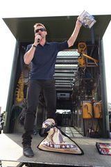 高清组图：休-杰克曼携《铁甲钢拳》现身圣地亚哥