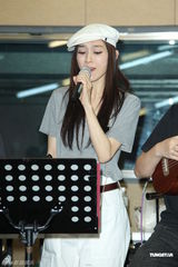 组图：范玮琪在录音室练团 对老公下禁衣令