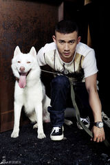 组图：聂远携爱犬登杂志封面 时尚健康形象备受亲睐