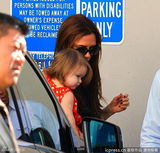 组图：辣妹抱女儿上街 小七露肉腿古灵精怪