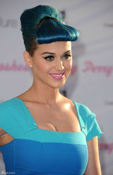 组图：凯蒂佩里蓝发爆乳似芭比 斗鸡眼表情鬼马