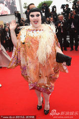 幻灯：《法外之徒》首映 谢丽尔侧面“露肉”秀身材