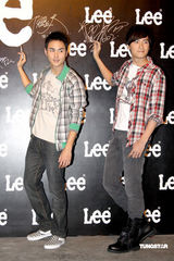 幻灯组图：阮经天郑元畅携手亮相牛仔品牌发布会