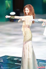 组图：港姐性感短裙热舞露美腿 选用f(x)热曲