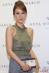 组图：杨千嬅白衬衣透出黑胸罩 笑谈育儿趣事