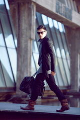 组图：马文龙拍摄初秋街拍   气质男深情款款