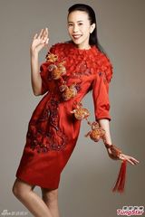组图：莫文蔚红装贺新春 华服俏丽传统风