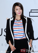 组图：孔孝真参加首尔时装周 毛绒大衣霸气足