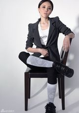 组图：吴岱凝帅气写真曝光 女人也可以很绅士