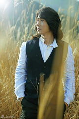 组图：何明翰文艺写真演绎率性清新气质男