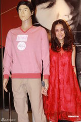 组图：陈奕迅曾志伟亮相《恋人絮语》首映 