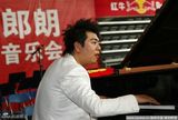 组图：郎朗沈阳音乐会彩排 与赵本山合奏《赛马》  
