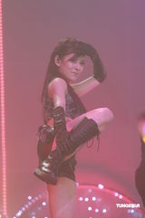 组图：江若琳个唱换多款性感装 与男伴贴身热舞