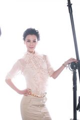 组图：江易珈时尚写真 演绎摩登短发女王