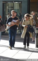 组图：娜塔丽波特曼与丈夫晒恩爱 小宝宝后背走光