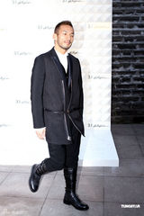 组图：马艳丽爱戴捧场时装秀 偶遇球星中田英寿