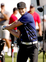 幻灯图集：好莱坞星踪集锦 贾斯汀挥杆为慈善