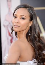 组图：阿凡达女郎佐伊-索尔达娜白色美裙亮相