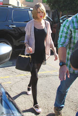 组图：斯威夫特吊带装亮相 丝袜配舞鞋美艳性感