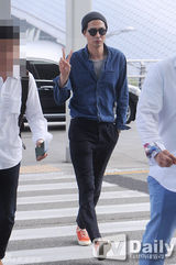 组图：韩星赵寅成赴大马 仔衫针织帽显帅气