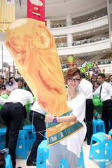 幻灯图：周笔畅上海签售 100个大力神杯“接驾”