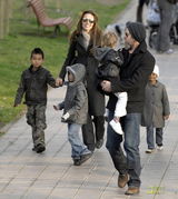 高清组图：皮特朱莉一家人乘坐快艇回威尼斯