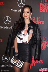 组图：徐若瑄乘千万跑车压轴登场 昆凌维护周董