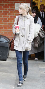 高清组图：泰勒-斯威夫特伦敦街拍马尾辫清新