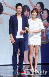 组图：金镇佑携手李英恩亮相《忍无可忍》发布