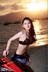 幻灯图：孟以轩拍摄汽车写真 性感身姿气质妖娆