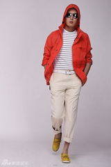 幻灯图：张桐亮色春装简约明快 时尚搭配搏出位