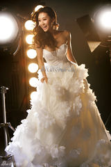 高清图：苗圃穿婚纱登虎年封面 扮待嫁新娘舞动光影