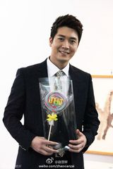 组图：金贤重2PM等迎白色情人节送甜蜜糖果