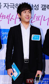 组图：韩团INFINITE参加代言品牌一日售货员活动