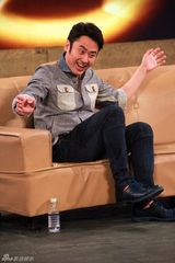 组图：吴秀波搞怪嘟嘴咬指孩子气十足