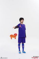 组图：谭咏麟化身教练率领环球名星队拜年