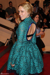 高清组图：纽约大都会庆典 克洛伊-塞维尼秀蕾丝裙