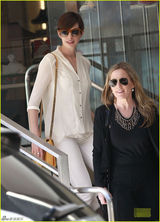 组图：安妮-海瑟薇白衣白裤清凉出镜气质优雅