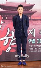 组图：徐宇宣传《帝王之女》裸色裙秀身材脸僵