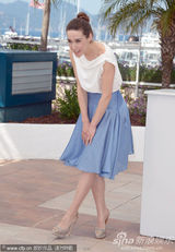 组图：女星埃尔塔着短裙起舞宛如梦露几近走光