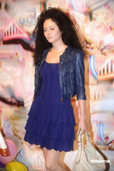 幻灯图集：乐基儿熊黛林等名模为服饰发布会走秀