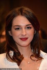 组图：《斯特拉托斯》首映 女主红唇显魅力