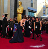 高清组图：奥斯卡红毯蒂娜-菲身着礼服婉约动人