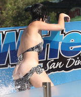 组图：凯蒂-佩里戏水泳裤不慎滑落露丰臀