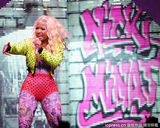 组图：麻辣鸡个唱粉丝强行上台 与保镖激烈扭打