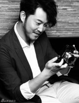 组图：沙溢拍大片假扮摄影师 真挚笑容熟男魅力