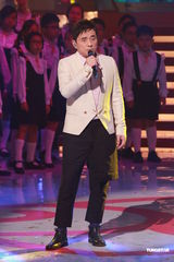 组图：容祖儿粉裙优雅 与古巨基等登台献唱