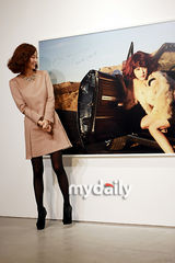 组图：韩星韩艺瑟开记者会宣传新写真 齐肩卷发俏丽