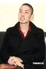 幻灯图：吴建豪小平头亮相 坦陈公司员工涉毒问题